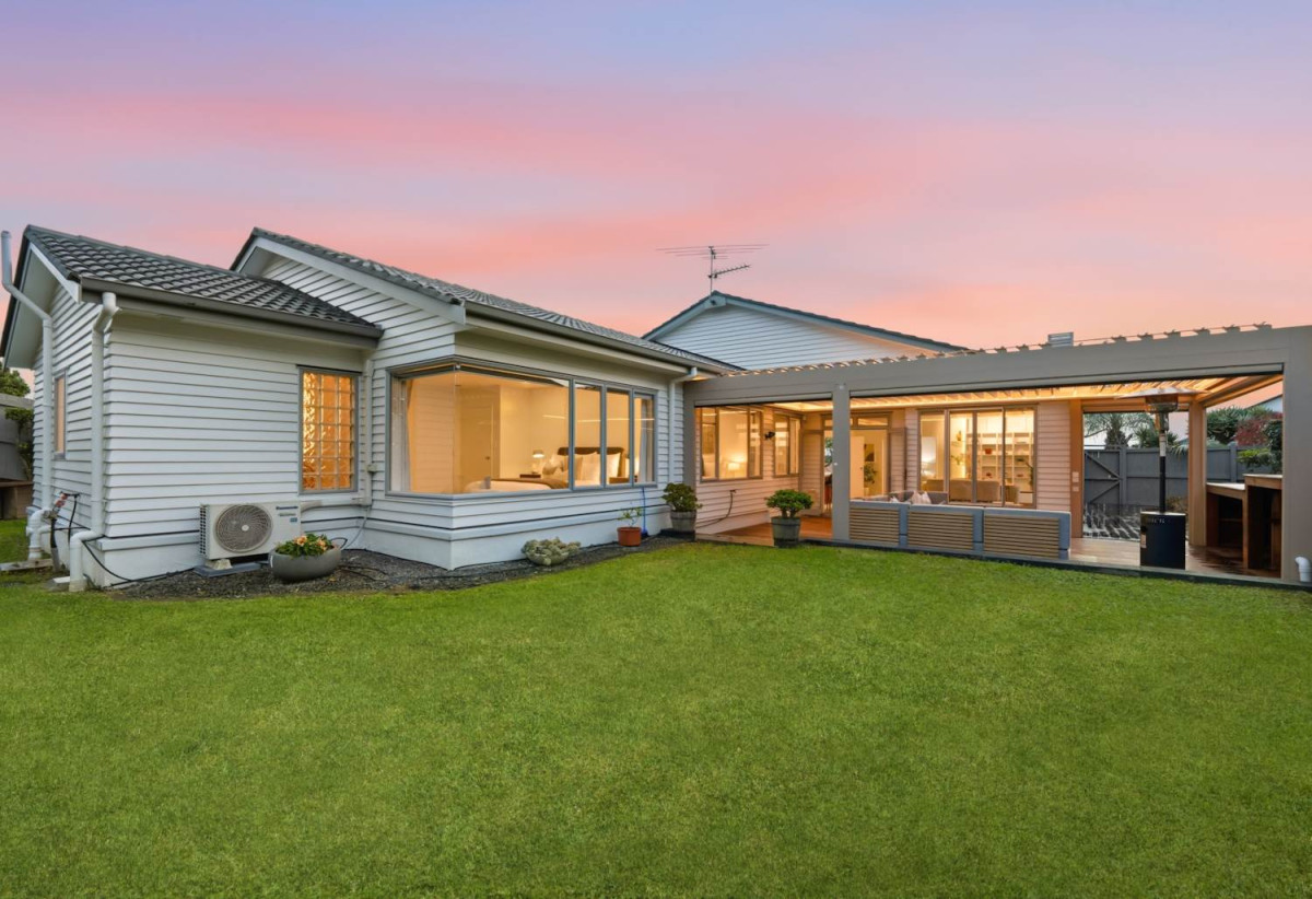 782m2 section, Botany Downs Secondary College zone, Renovated 4 beds 2 baths house with double garage, within easy walking distance to Botany Town Centre, 0.6 km to Point View School, 0.8 km to Botany Downs Secondary College, 3 Balbriggan Rise, Dannemora, Auckland