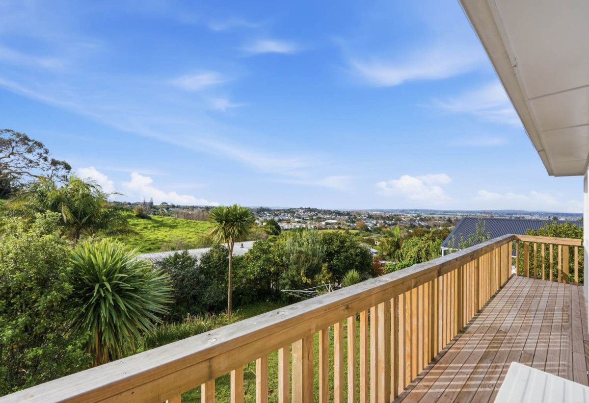 607m2 section, Renovated 4 beds + study room and a Flexi room 2 baths house with garage, 1 bed + Flexi room 1 bath downstairs, close to Glen Innes Train Station, Pak’nSave, town centre, 1.2 km to Selwyn College, 1.9 km to Stonefields School, 14 Felton Mathew Avenue, St Johns, Auckland