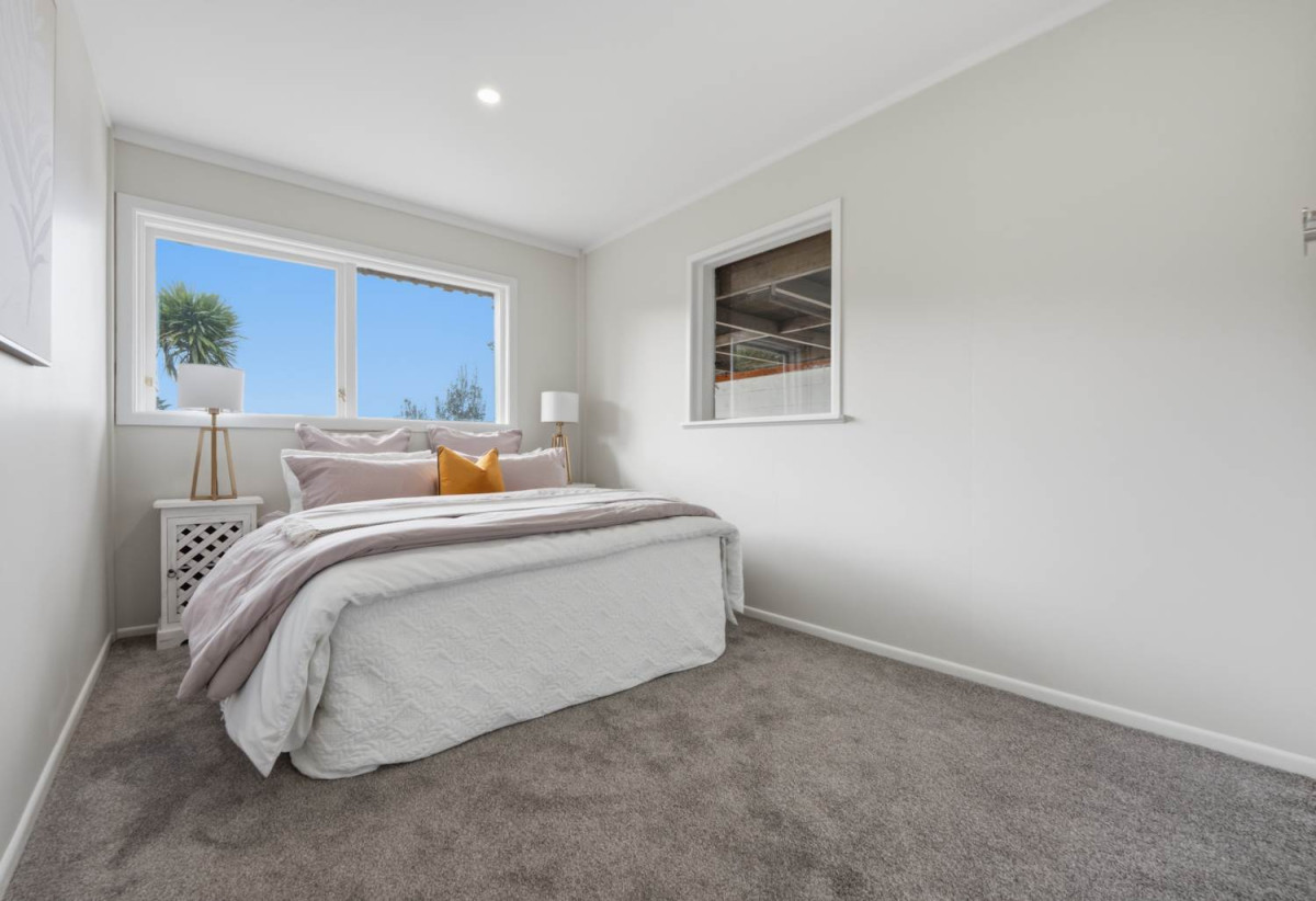 607m2 section, Renovated 4 beds + study room and a Flexi room 2 baths house with garage, 1 bed + Flexi room 1 bath downstairs, close to Glen Innes Train Station, Pak’nSave, town centre, 1.2 km to Selwyn College, 1.9 km to Stonefields School, 14 Felton Mathew Avenue, St Johns, Auckland
