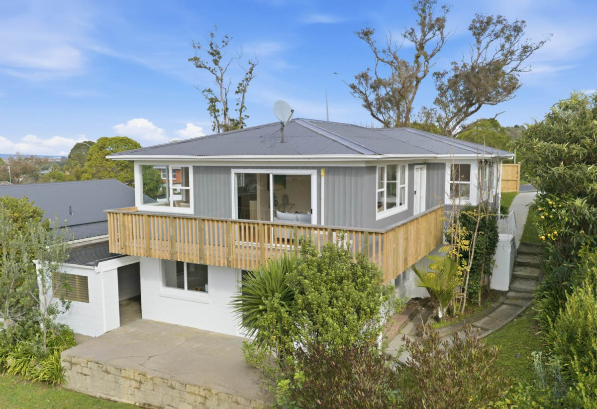 607m2 section, Renovated 4 beds + study room and a Flexi room 2 baths house with garage, 1 bed + Flexi room 1 bath downstairs, close to Glen Innes Train Station, Pak’nSave, town centre, 1.2 km to Selwyn College, 1.9 km to Stonefields School, 14 Felton Mathew Avenue, St Johns, Auckland
