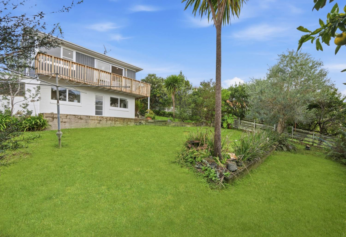 607m2 section, Renovated 4 beds + study room and a Flexi room 2 baths house with garage, 1 bed + Flexi room 1 bath downstairs, close to Glen Innes Train Station, Pak’nSave, town centre, 1.2 km to Selwyn College, 1.9 km to Stonefields School, 14 Felton Mathew Avenue, St Johns, Auckland