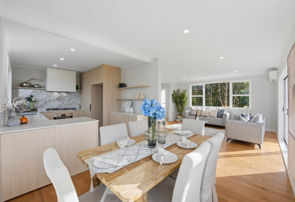 607m2 section, Renovated 4 beds + study room and a Flexi room 2 baths house with garage, 1 bed + Flexi room 1 bath downstairs, close to Glen Innes Train Station, Pak’nSave, town centre, 1.2 km to Selwyn College, 1.9 km to Stonefields School, 14 Felton Mathew Avenue, St Johns, Auckland