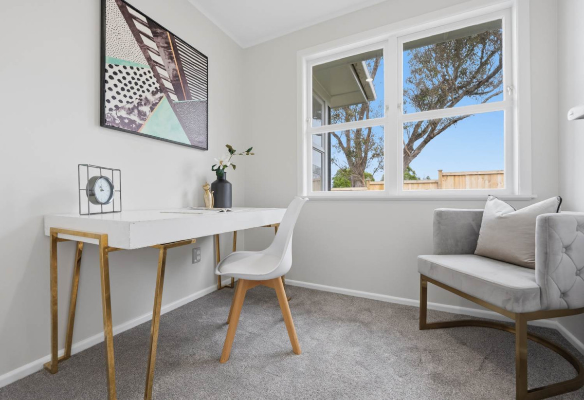 607m2 section, Renovated 4 beds + study room and a Flexi room 2 baths house with garage, 1 bed + Flexi room 1 bath downstairs, close to Glen Innes Train Station, Pak’nSave, town centre, 1.2 km to Selwyn College, 1.9 km to Stonefields School, 14 Felton Mathew Avenue, St Johns, Auckland