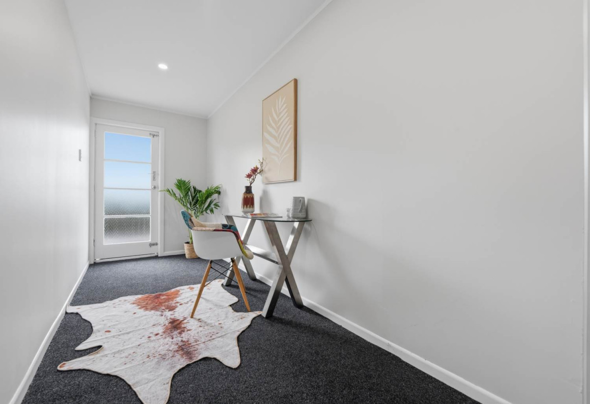 607m2 section, Renovated 4 beds + study room and a Flexi room 2 baths house with garage, 1 bed + Flexi room 1 bath downstairs, close to Glen Innes Train Station, Pak’nSave, town centre, 1.2 km to Selwyn College, 1.9 km to Stonefields School, 14 Felton Mathew Avenue, St Johns, Auckland