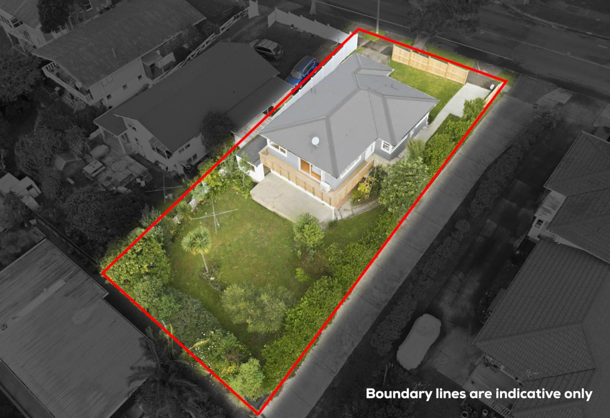 607m2 section, Renovated 4 beds + study room and a Flexi room 2 baths house with garage, 1 bed + Flexi room 1 bath downstairs, close to Glen Innes Train Station, Pak’nSave, town centre, 1.2 km to Selwyn College, 1.9 km to Stonefields School, 14 Felton Mathew Avenue, St Johns, Auckland