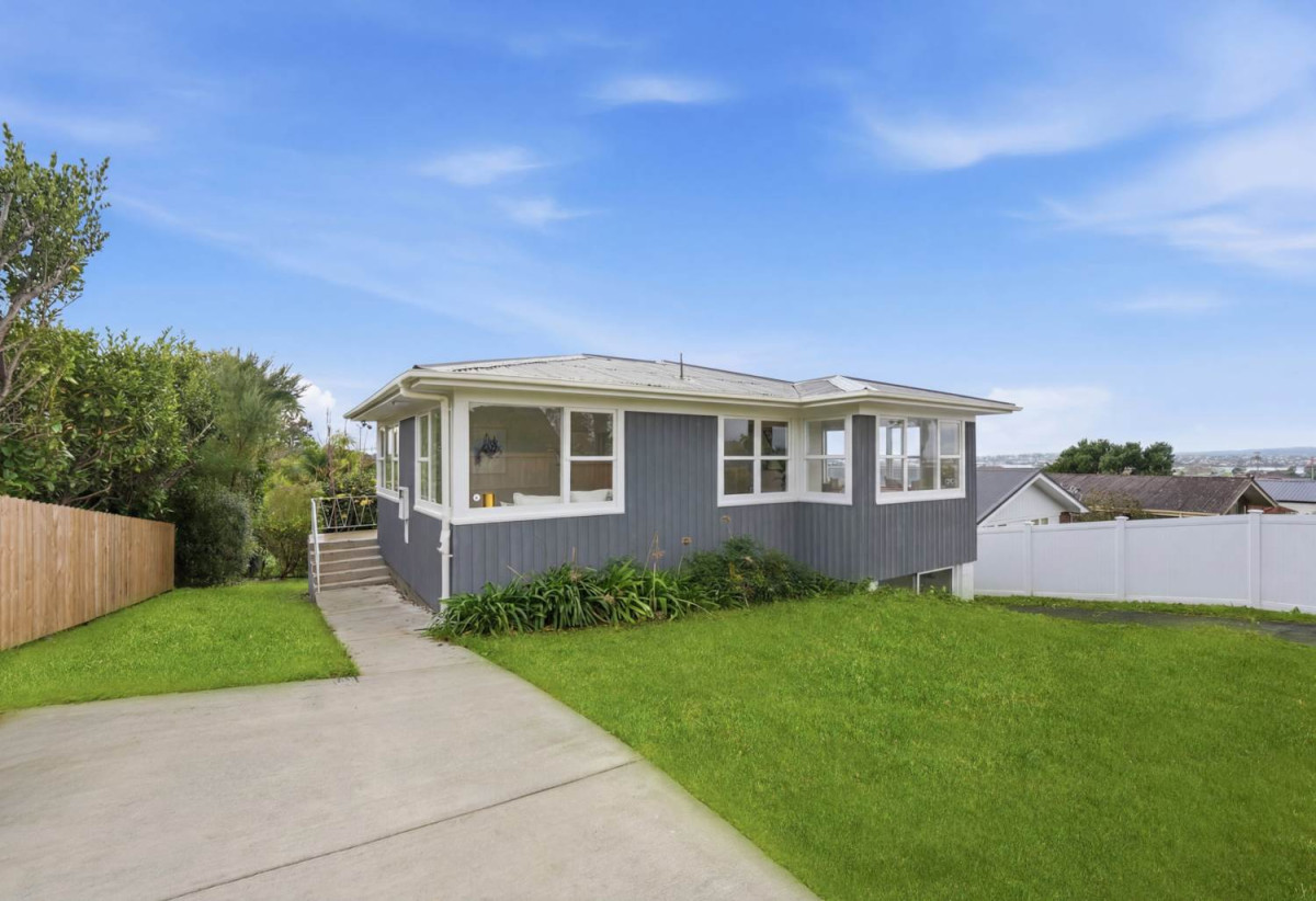 607m2 section, Renovated 4 beds + study room and a Flexi room 2 baths house with garage, 1 bed + Flexi room 1 bath downstairs, close to Glen Innes Train Station, Pak’nSave, town centre, 1.2 km to Selwyn College, 1.9 km to Stonefields School, 14 Felton Mathew Avenue, St Johns, Auckland