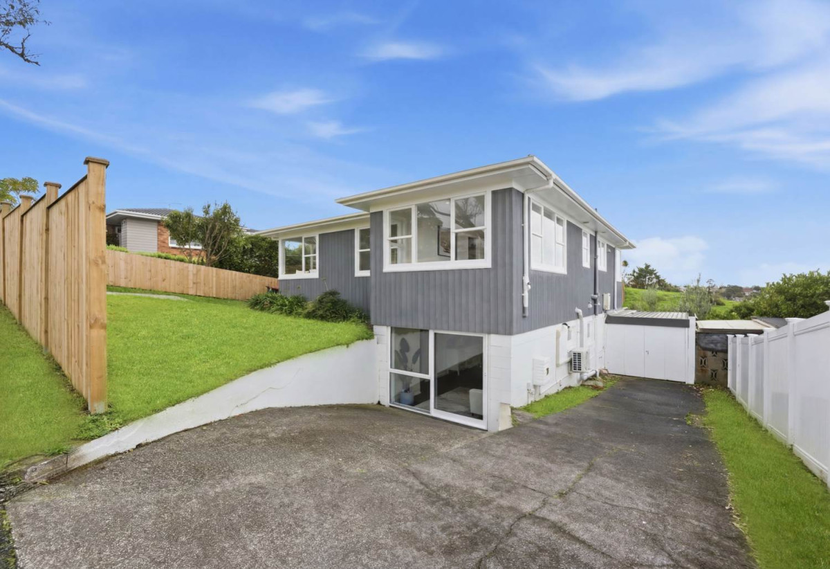 607m2 section, Renovated 4 beds + study room and a Flexi room 2 baths house with garage, 1 bed + Flexi room 1 bath downstairs, close to Glen Innes Train Station, Pak’nSave, town centre, 1.2 km to Selwyn College, 1.9 km to Stonefields School, 14 Felton Mathew Avenue, St Johns, Auckland