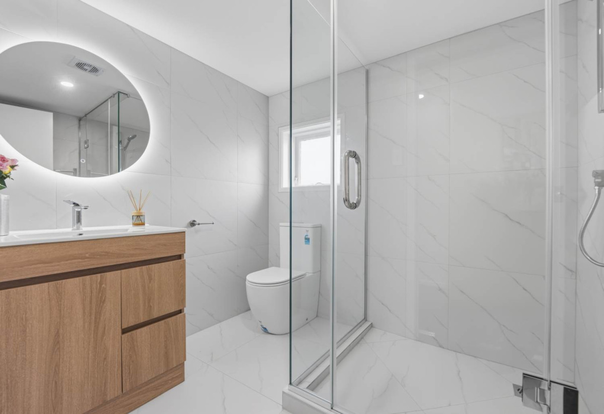 607m2 section, Renovated 4 beds + study room and a Flexi room 2 baths house with garage, 1 bed + Flexi room 1 bath downstairs, close to Glen Innes Train Station, Pak’nSave, town centre, 1.2 km to Selwyn College, 1.9 km to Stonefields School, 14 Felton Mathew Avenue, St Johns, Auckland