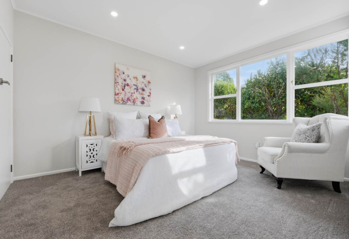 607m2 section, Renovated 4 beds + study room and a Flexi room 2 baths house with garage, 1 bed + Flexi room 1 bath downstairs, close to Glen Innes Train Station, Pak’nSave, town centre, 1.2 km to Selwyn College, 1.9 km to Stonefields School, 14 Felton Mathew Avenue, St Johns, Auckland