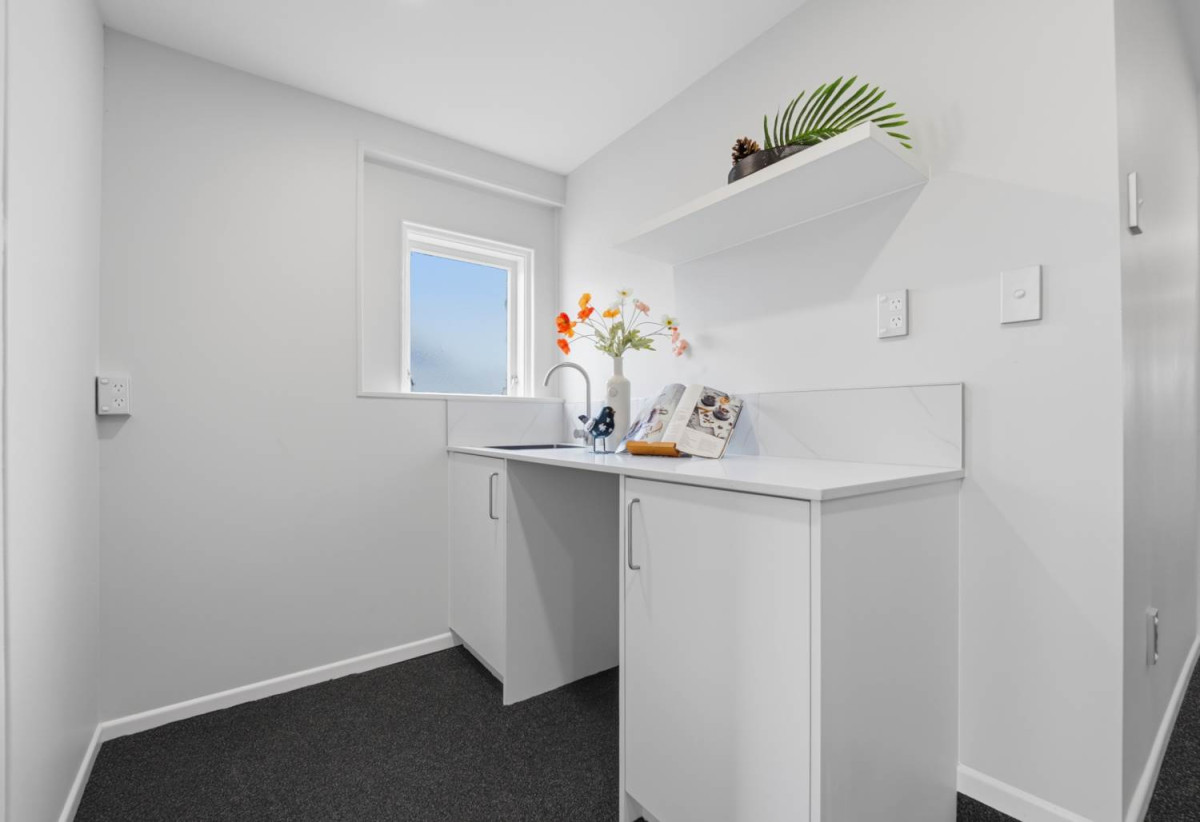 607m2 section, Renovated 4 beds + study room and a Flexi room 2 baths house with garage, 1 bed + Flexi room 1 bath downstairs, close to Glen Innes Train Station, Pak’nSave, town centre, 1.2 km to Selwyn College, 1.9 km to Stonefields School, 14 Felton Mathew Avenue, St Johns, Auckland