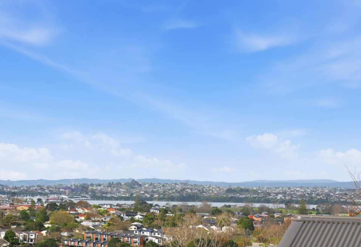607m2 section, Renovated 4 beds + study room and a Flexi room 2 baths house with garage, 1 bed + Flexi room 1 bath downstairs, close to Glen Innes Train Station, Pak’nSave, town centre, 1.2 km to Selwyn College, 1.9 km to Stonefields School, 14 Felton Mathew Avenue, St Johns, Auckland