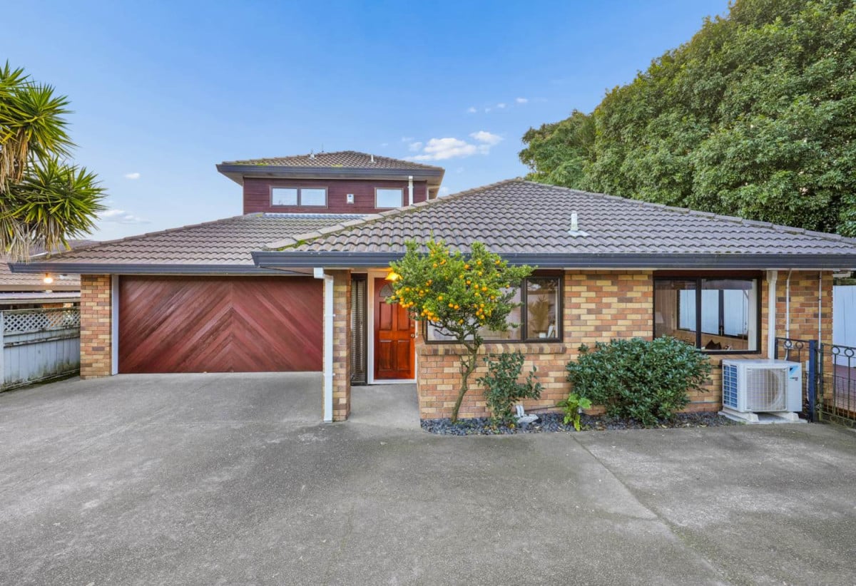 Double Grammar school zone, Standalone 3 beds + study room 2 baths home with double garage on 1/3 share of 1,510m², 1 km to Royal Oak School, 2.8 km to Epsom Girls’ Grammar School, 3.5 km to Auckland Grammar, 3/19A Selwyn Road, Epsom, Auckland