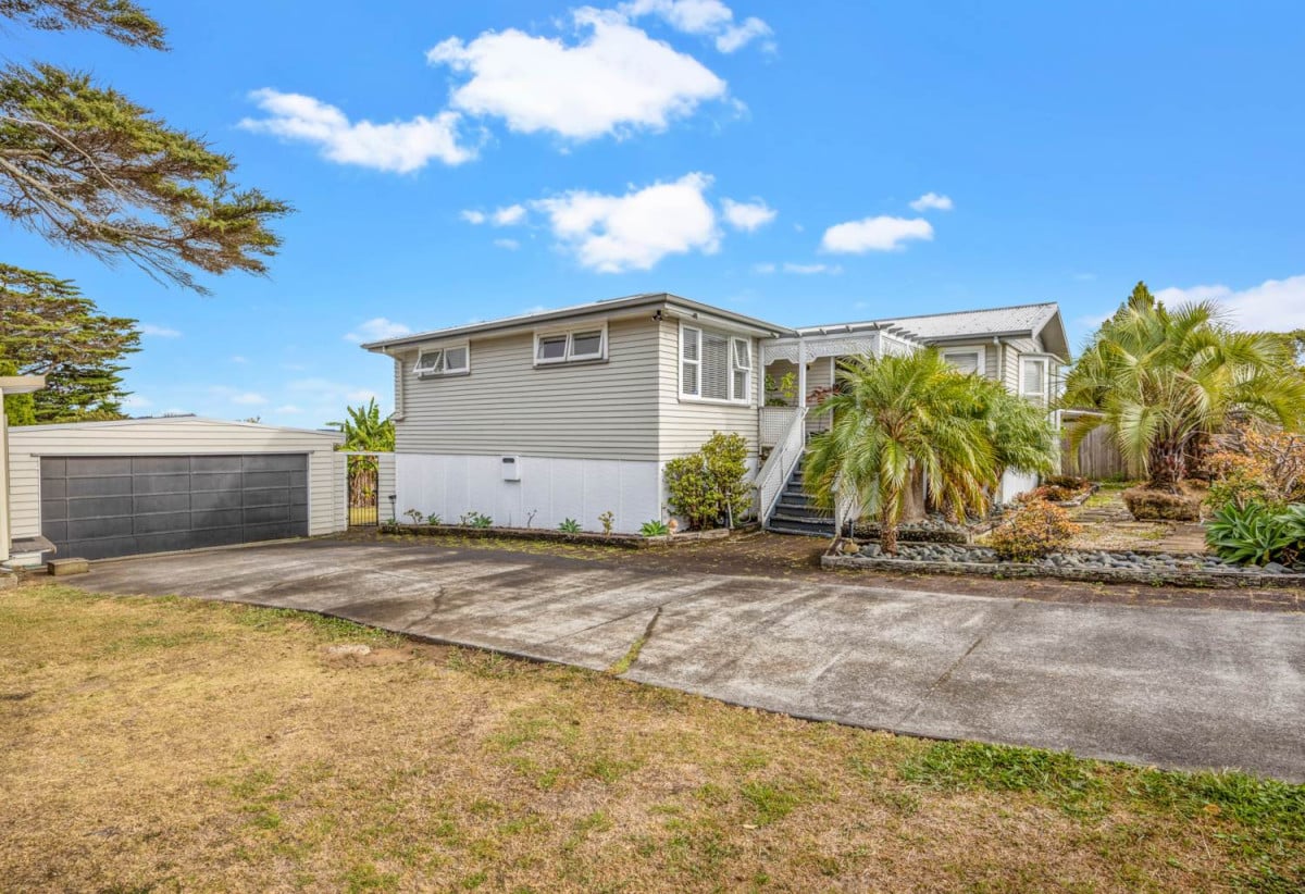 MORTGAGEE SALE, 1012m2 section, 4 beds 1 bath house with double garage, road frontage section zoned Terrace Housing and Apartment Building. close to the train station, bus routes, supermarkets, and shopping centre, 0.8 km to Glen Eden School and Kelston Girls’ College, 1A Pleasant Road, Glen Eden, Auckland
