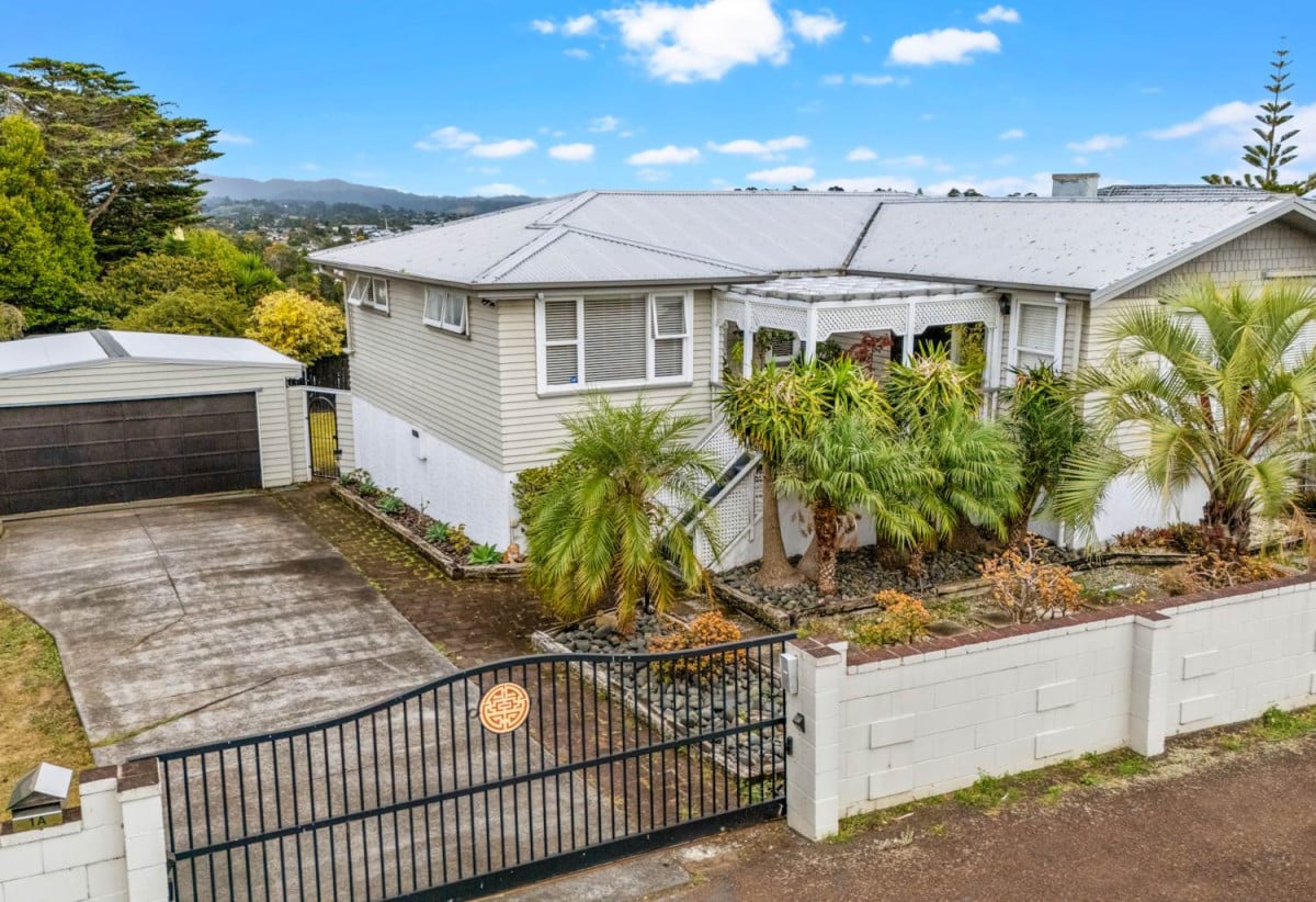 MORTGAGEE SALE, 1012m2 section, 4 beds 1 bath house with double garage, road frontage section zoned Terrace Housing and Apartment Building. close to the train station, bus routes, supermarkets, and shopping centre, 0.8 km to Glen Eden School and Kelston Girls’ College, 1A Pleasant Road, Glen Eden, Auckland