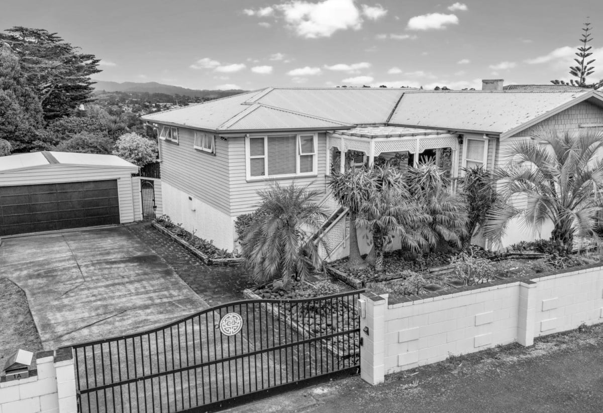 MORTGAGEE SALE, 1012m2 section, 4 beds 1 bath house with double garage, road frontage section zoned Terrace Housing and Apartment Building. close to the train station, bus routes, supermarkets, and shopping centre, 0.8 km to Glen Eden School and Kelston Girls’ College, 1A Pleasant Road, Glen Eden, Auckland