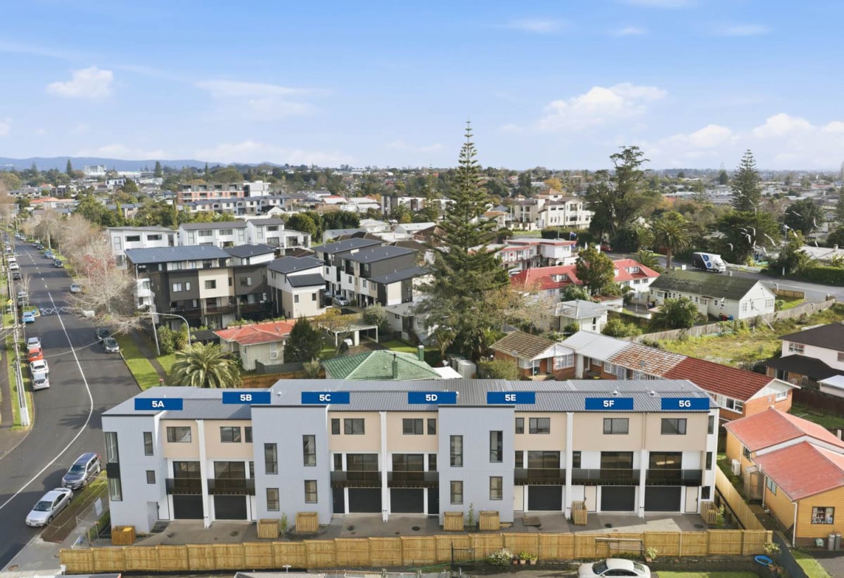 Brandnew 4 beds 2.5 baths home with garage, close to Lynn Mall, schools, 1 km to Fruitvale Road School, 4/5 Arawa Street, New Lynn, Auckland