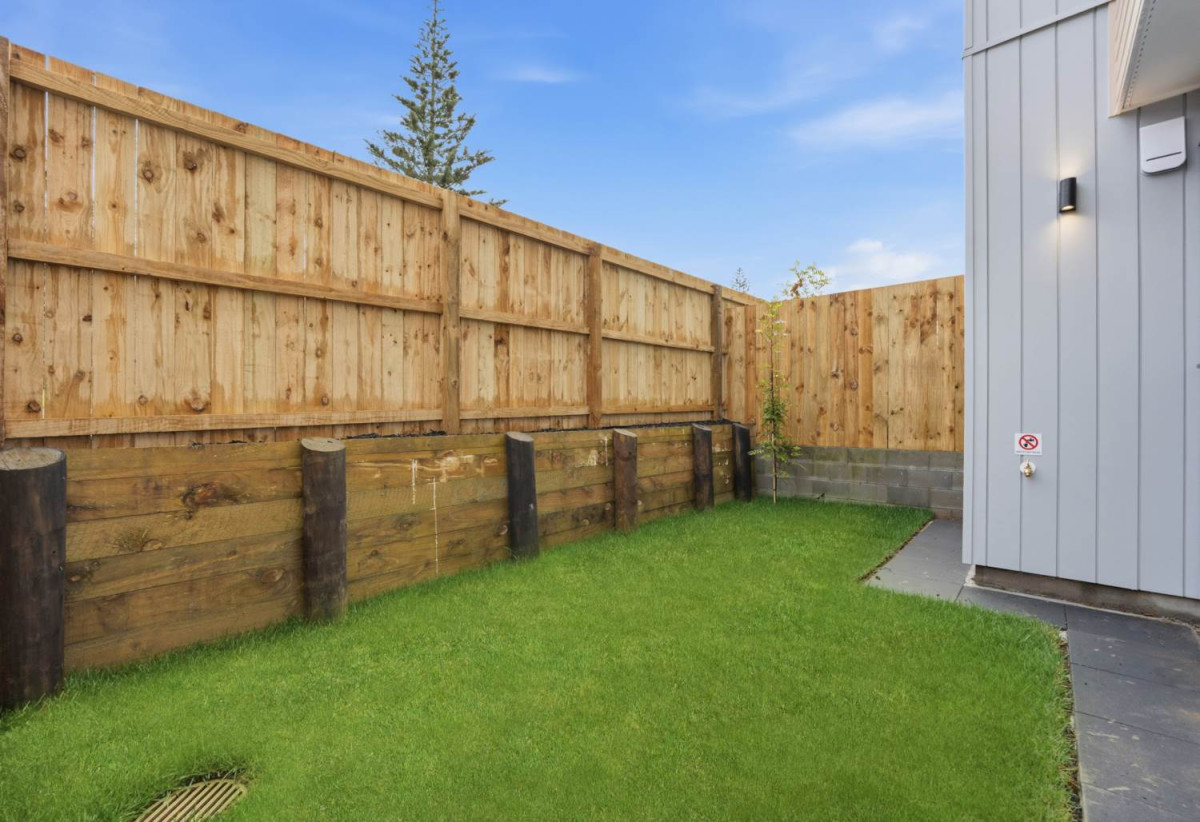 Brandnew 4 beds 2.5 baths home with garage, close to Lynn Mall, schools, 1 km to Fruitvale Road School, 2,4,5,6/5 Arawa Street, New Lynn, Auckland