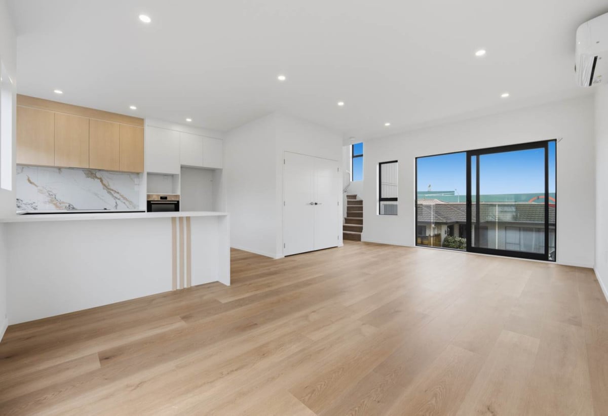 Brandnew 4 beds 2.5 baths home with garage, close to Lynn Mall, schools, 1 km to Fruitvale Road School, 5/5 Arawa Street, New Lynn, Auckland