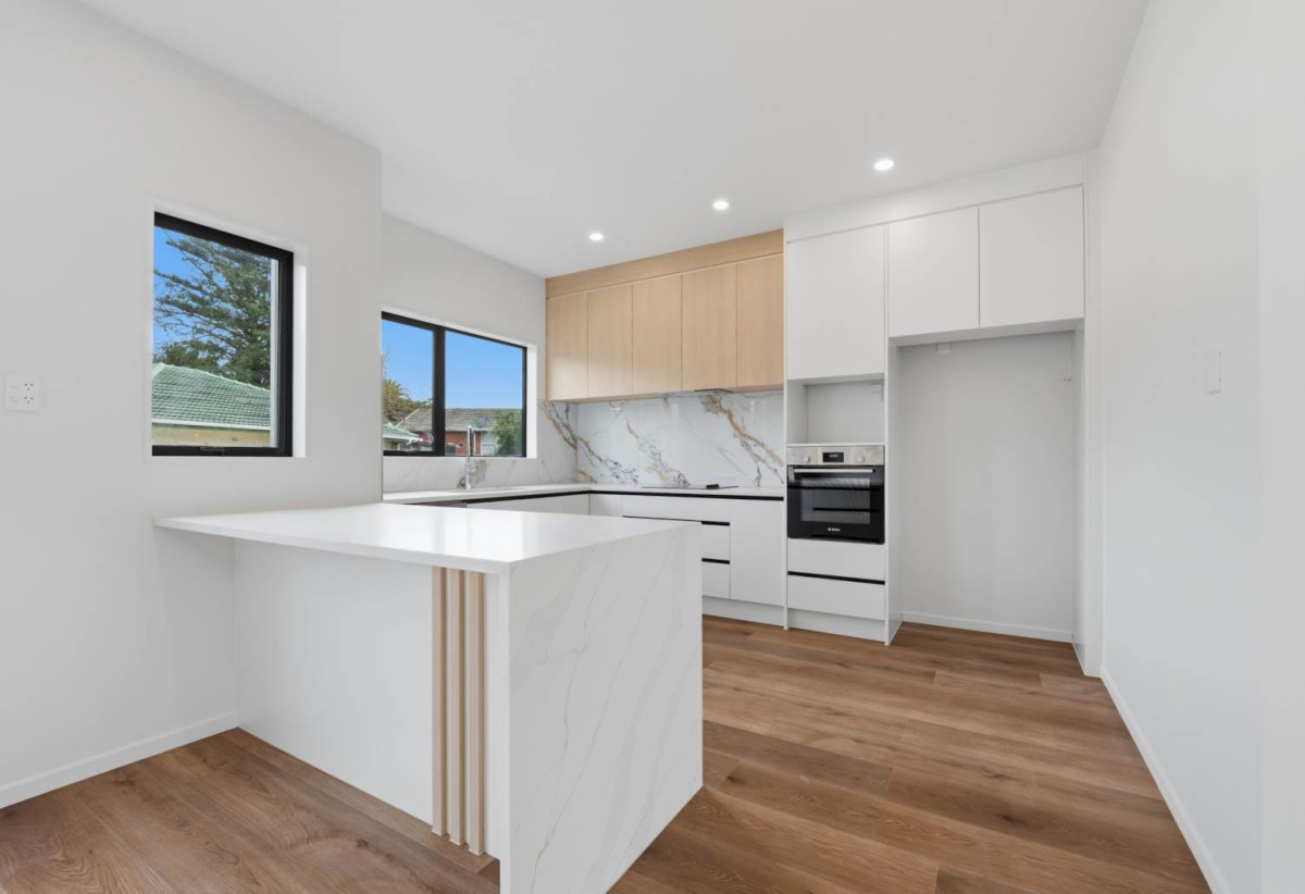 Brandnew 4 beds 2.5 baths home with garage, close to Lynn Mall, schools, 1 km to Fruitvale Road School, 2,4,5,6/5 Arawa Street, New Lynn, Auckland