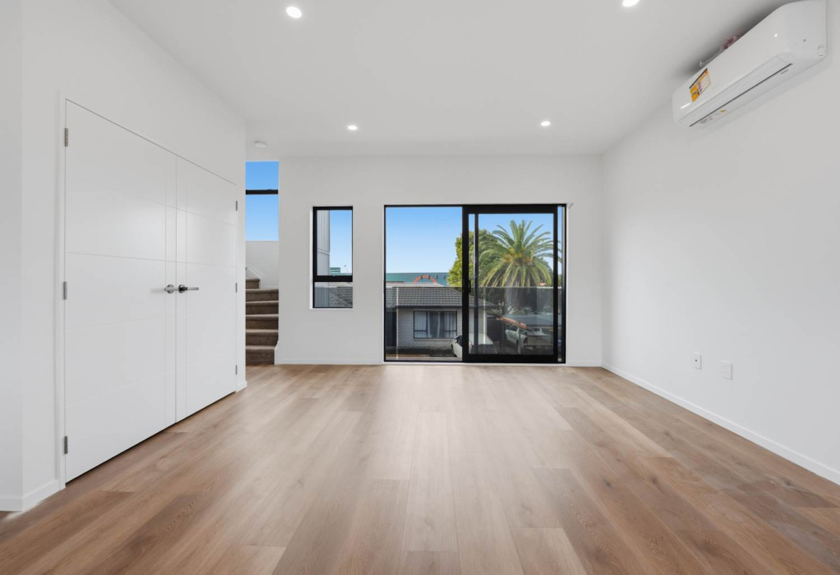 Brandnew 4 beds 2.5 baths home with garage, close to Lynn Mall, schools, 1 km to Fruitvale Road School, 2,4,5,6/5 Arawa Street, New Lynn, Auckland