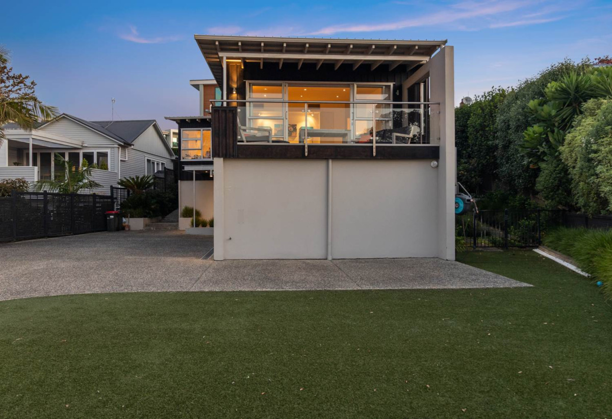 829m2 section, Motivated Vendor, 361m2 Sea Views 4 beds + office 3 baths house triple garage and swimming pool, close to schools, shops, parks, easy motorway access, 0.6 km to Pt Chevalier School, 1.7 km to Western Springs College and Pasadena Intermediate, 70 St Michaels Avenue, Pt Chevalier, Auckland