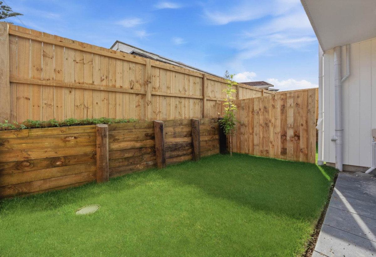Brandnew 3 beds 1.5 baths home with garage, close to Lynn Mall, schools, 1 km to Fruitvale Road School, 6/5 Arawa Street, New Lynn, Auckland