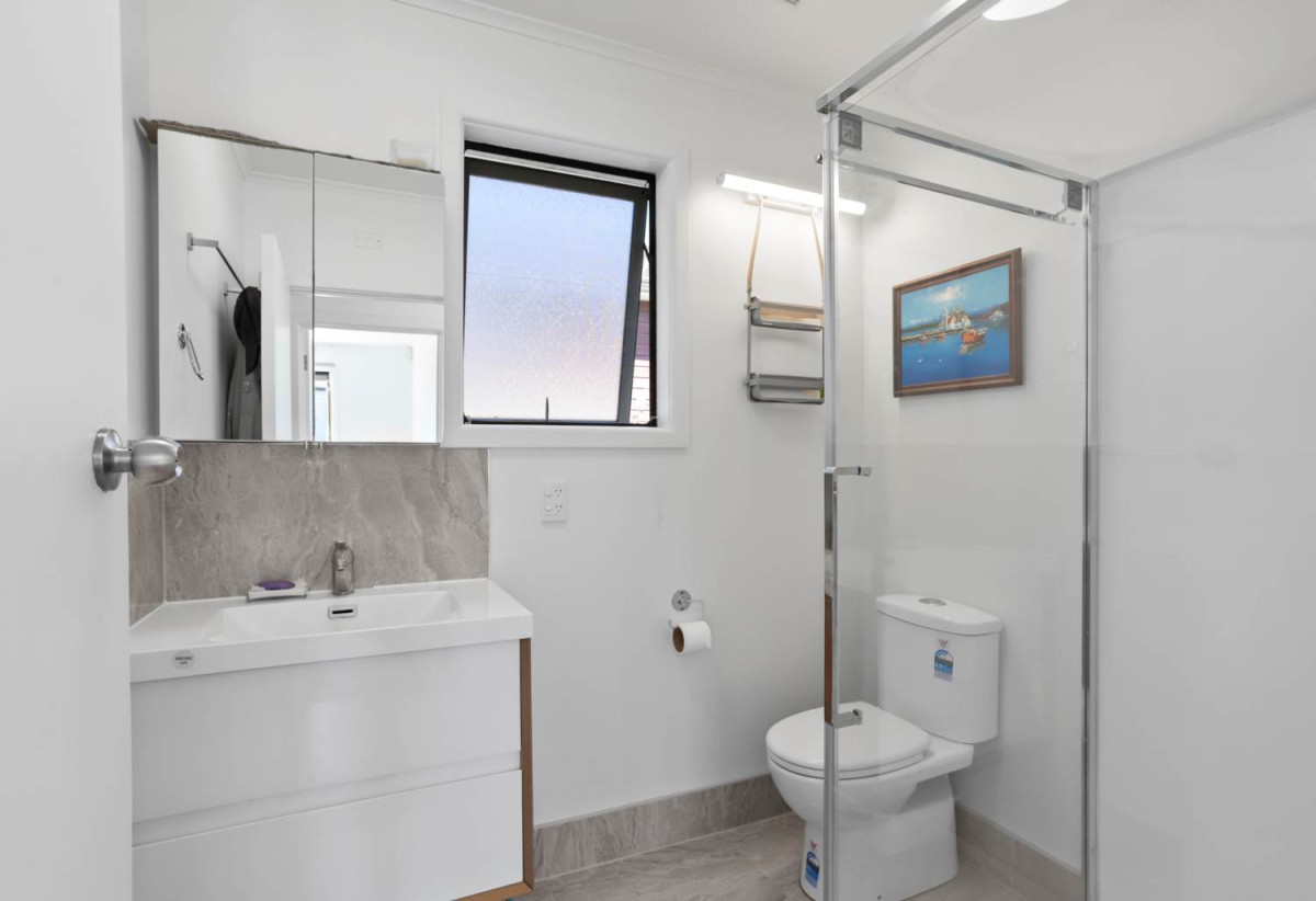 MORTGAGEE SALE, 1012m2 THAB-zoned property, 2 beds 1 bath house, According to a current real estate advertisement, concept plans have been prepared for eight dwellings comprising six standalone homes and one duplex, with the project reportedly at Resource Consent design stage. within walking distance of WestCity, Henderson Train Station, parks and major retail amenities, 0.4 km to Henderson School, 0.6 km to Henderson High School, 39 Newington Road, Henderson, Auckland