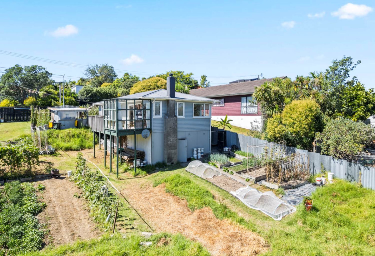 MORTGAGEE SALE, 1012m2 THAB-zoned property, 2 beds 1 bath house, According to a current real estate advertisement, concept plans have been prepared for eight dwellings comprising six standalone homes and one duplex, with the project reportedly at Resource Consent design stage. within walking distance of WestCity, Henderson Train Station, parks and major retail amenities, 0.4 km to Henderson School, 0.6 km to Henderson High School, 39 Newington Road, Henderson, Auckland