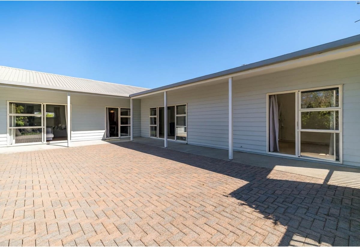 MORTGAGEE SALE, 2547m2 section, 4 beds 2 baths house with tripe garage, close to beach, local schools and shopping amenities. 0.8 km to Stanmore Bay School, 88 Brian Crescent, Stanmore Bay, Auckland