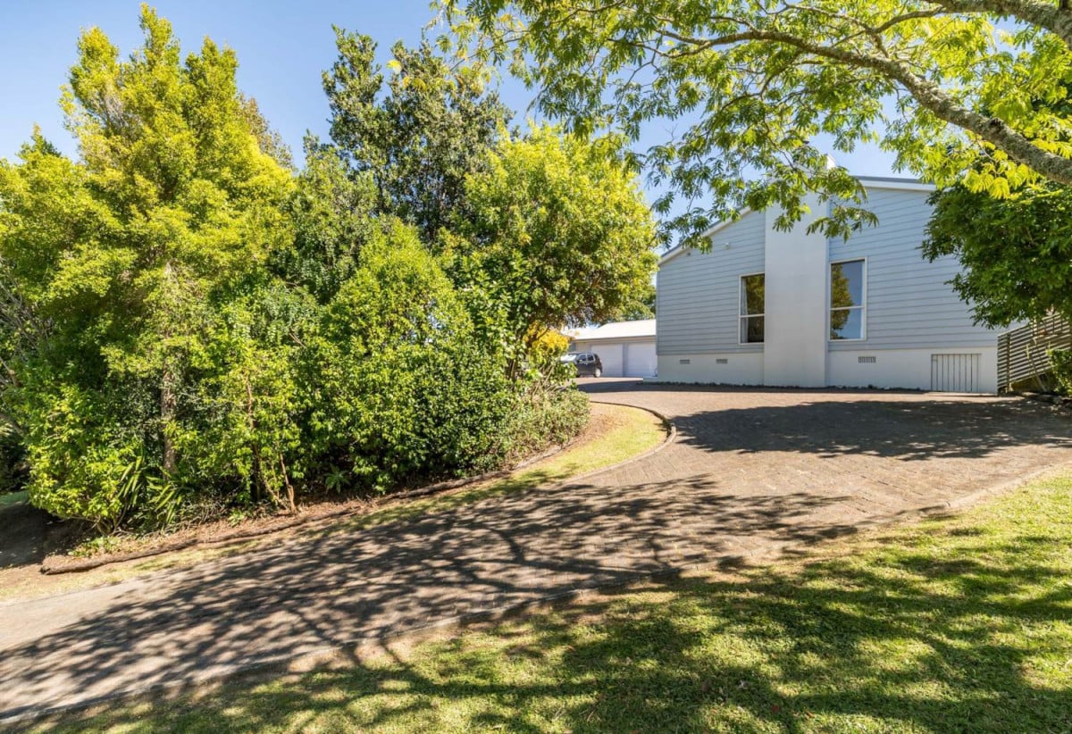 MORTGAGEE SALE, 2547m2 section, 4 beds 2 baths house with tripe garage, close to beach, local schools and shopping amenities. 0.8 km to Stanmore Bay School, 88 Brian Crescent, Stanmore Bay, Auckland