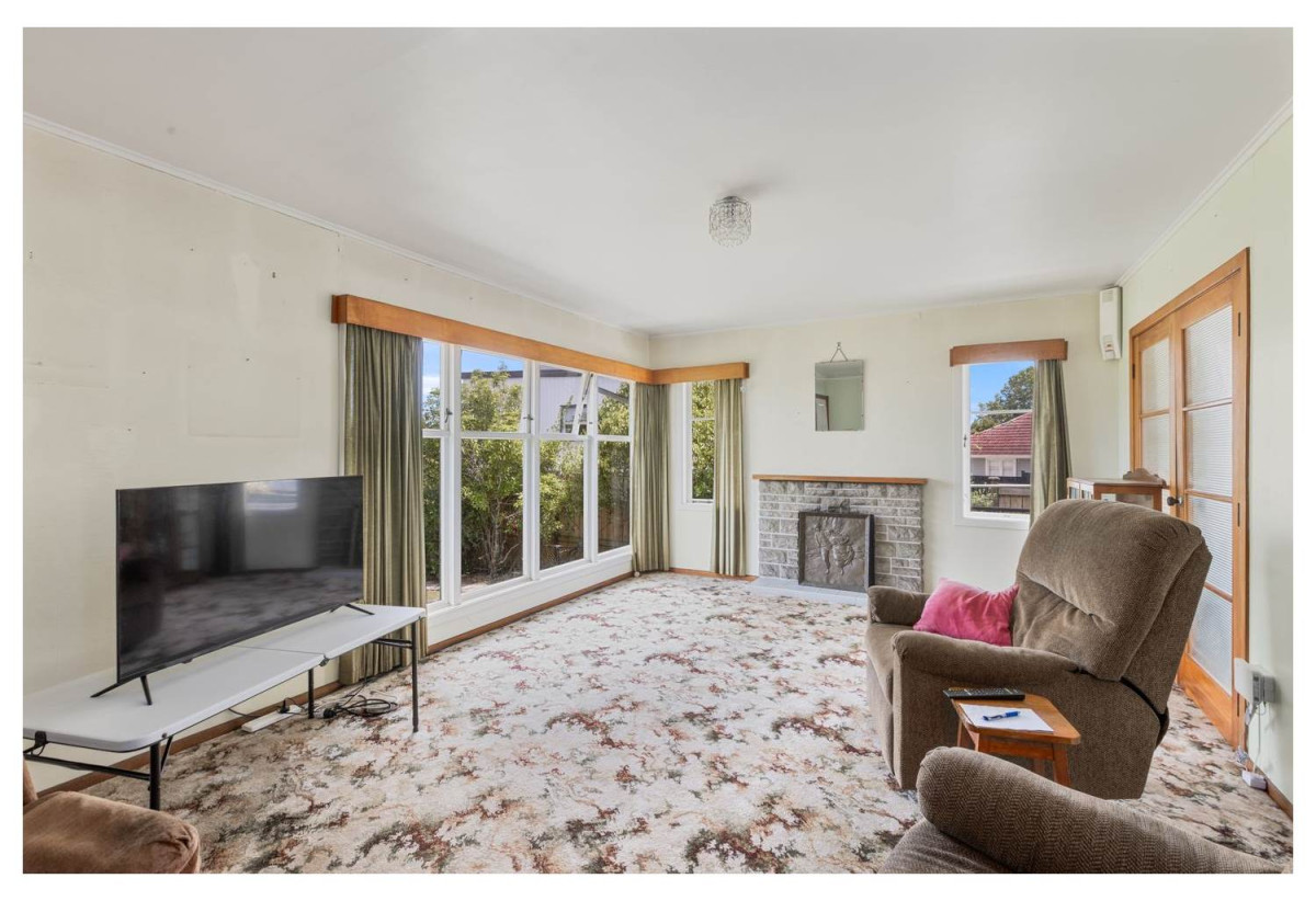 MORTGAGEE SALE, 812m2 section, 3 beds 1 bath house with double garage, according to a past realestate advertisement a Resource Consent has been submitted for five modern four-bedroom homes, close to schools, local shops, 0.5 km to Peninsula Primary School, 0.6 km to Matipo Road School and Te Atatu Intermediate, 65 Kervil Avenue, Te Atatu Peninsula, Auckland