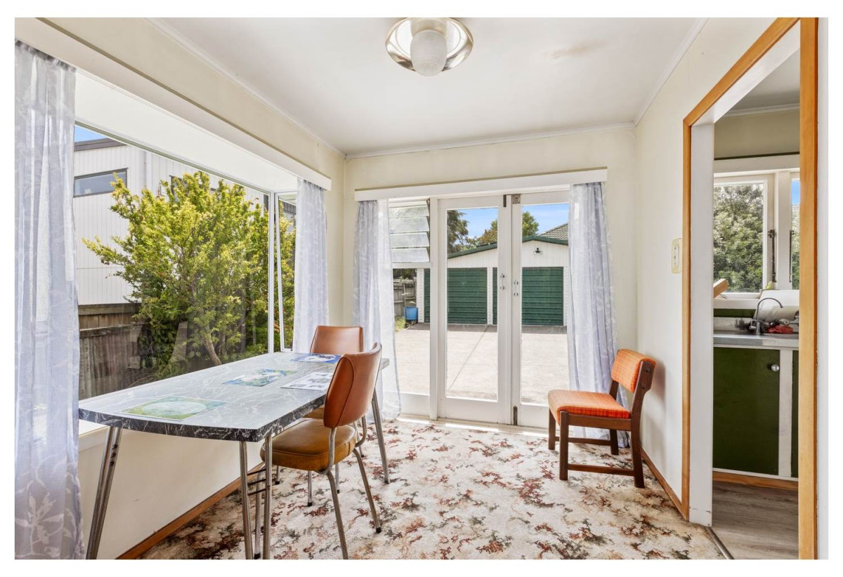 MORTGAGEE SALE, 812m2 section, 3 beds 1 bath house with double garage, according to a past realestate advertisement a Resource Consent has been submitted for five modern four-bedroom homes, close to schools, local shops, 0.5 km to Peninsula Primary School, 0.6 km to Matipo Road School and Te Atatu Intermediate, 65 Kervil Avenue, Te Atatu Peninsula, Auckland