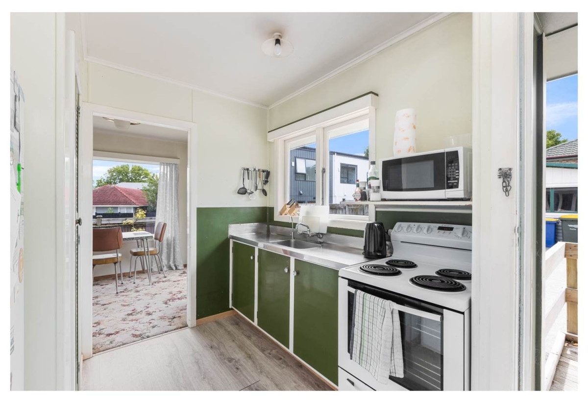 MORTGAGEE SALE, 812m2 section, 3 beds 1 bath house with double garage, according to a past realestate advertisement a Resource Consent has been submitted for five modern four-bedroom homes, close to schools, local shops, 0.5 km to Peninsula Primary School, 0.6 km to Matipo Road School and Te Atatu Intermediate, 65 Kervil Avenue, Te Atatu Peninsula, Auckland