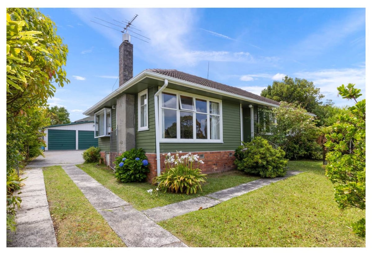 MORTGAGEE SALE, 812m2 section, 3 beds 1 bath house with double garage, according to a past realestate advertisement a Resource Consent has been submitted for five modern four-bedroom homes, close to schools, local shops, 0.5 km to Peninsula Primary School, 0.6 km to Matipo Road School and Te Atatu Intermediate, 65 Kervil Avenue, Te Atatu Peninsula, Auckland