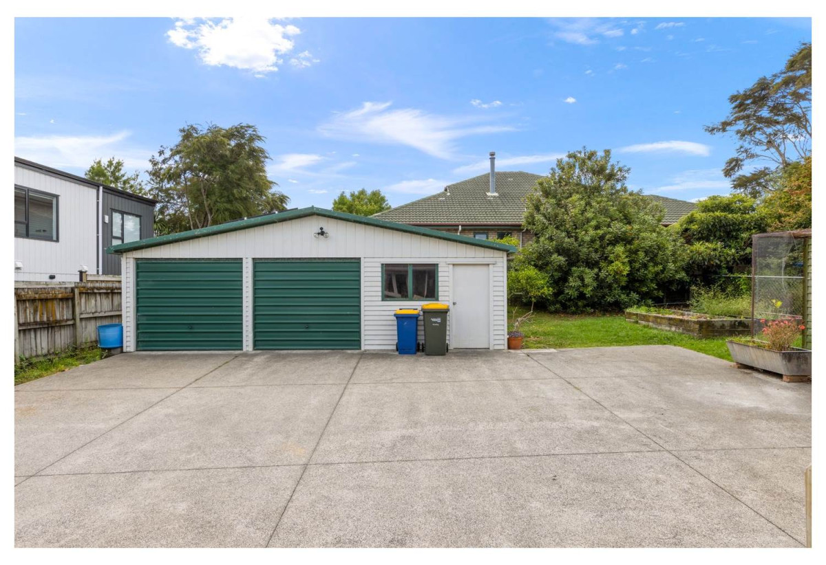 MORTGAGEE SALE, 812m2 section, 3 beds 1 bath house with double garage, according to a past realestate advertisement a Resource Consent has been submitted for five modern four-bedroom homes, close to schools, local shops, 0.5 km to Peninsula Primary School, 0.6 km to Matipo Road School and Te Atatu Intermediate, 65 Kervil Avenue, Te Atatu Peninsula, Auckland
