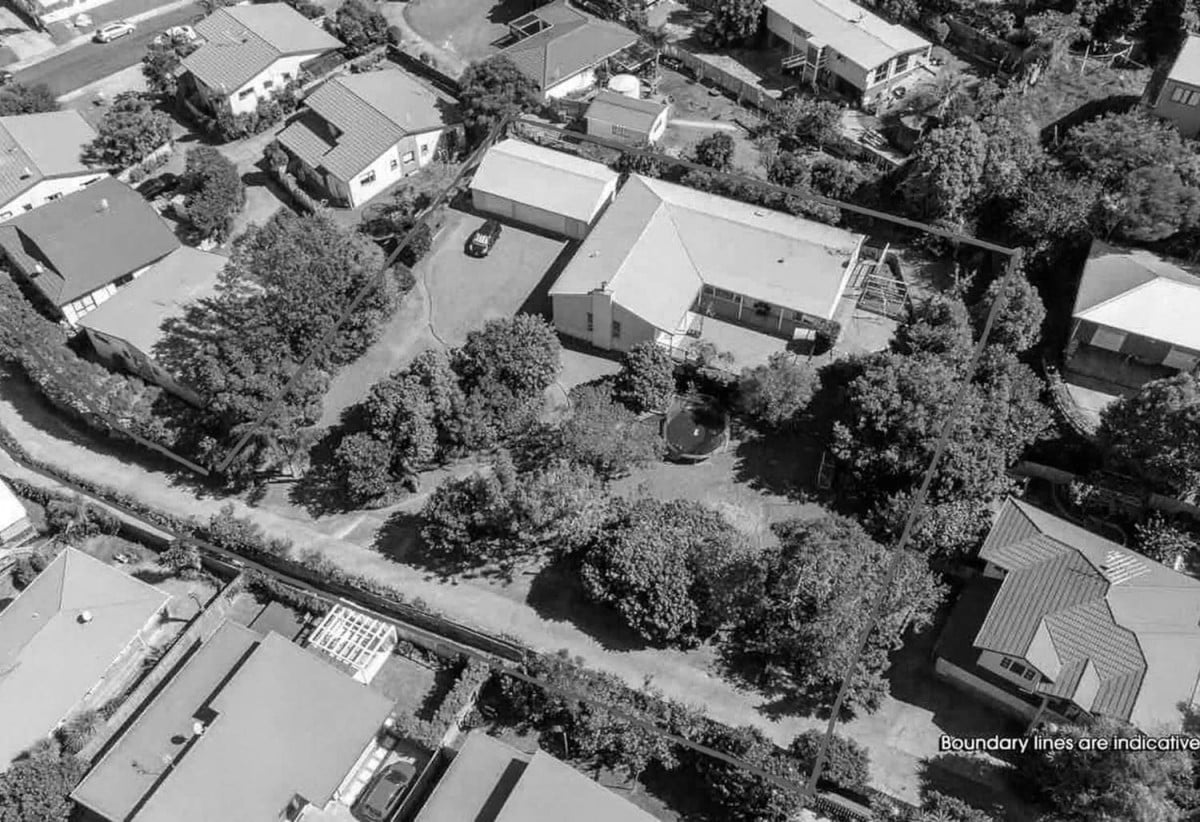 MORTGAGEE SALE, 2547m2 section, 4 beds 2 baths house with tripe garage, close to beach, local schools and shopping amenities. 0.8 km to Stanmore Bay School, 88 Brian Crescent, Stanmore Bay, Auckland