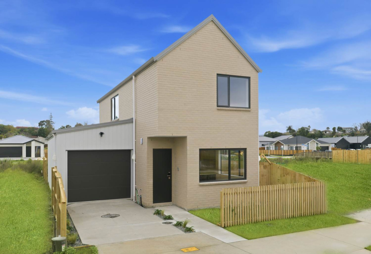 Brandnew rick & Oblique 3 beds 2.5 baths house with garage, close to schools, Opaheke Sports Park, shops, easy motorway access, 11 Stableford Crescent, Opaheke, Auckland