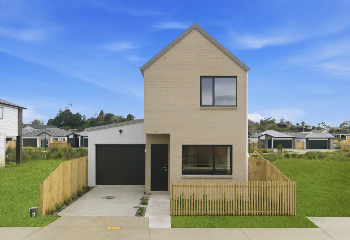 Brandnew rick & Oblique 3 beds 2.5 baths house with garage, close to schools, Opaheke Sports Park, shops, easy motorway access, 11 Stableford Crescent, Opaheke, Auckland