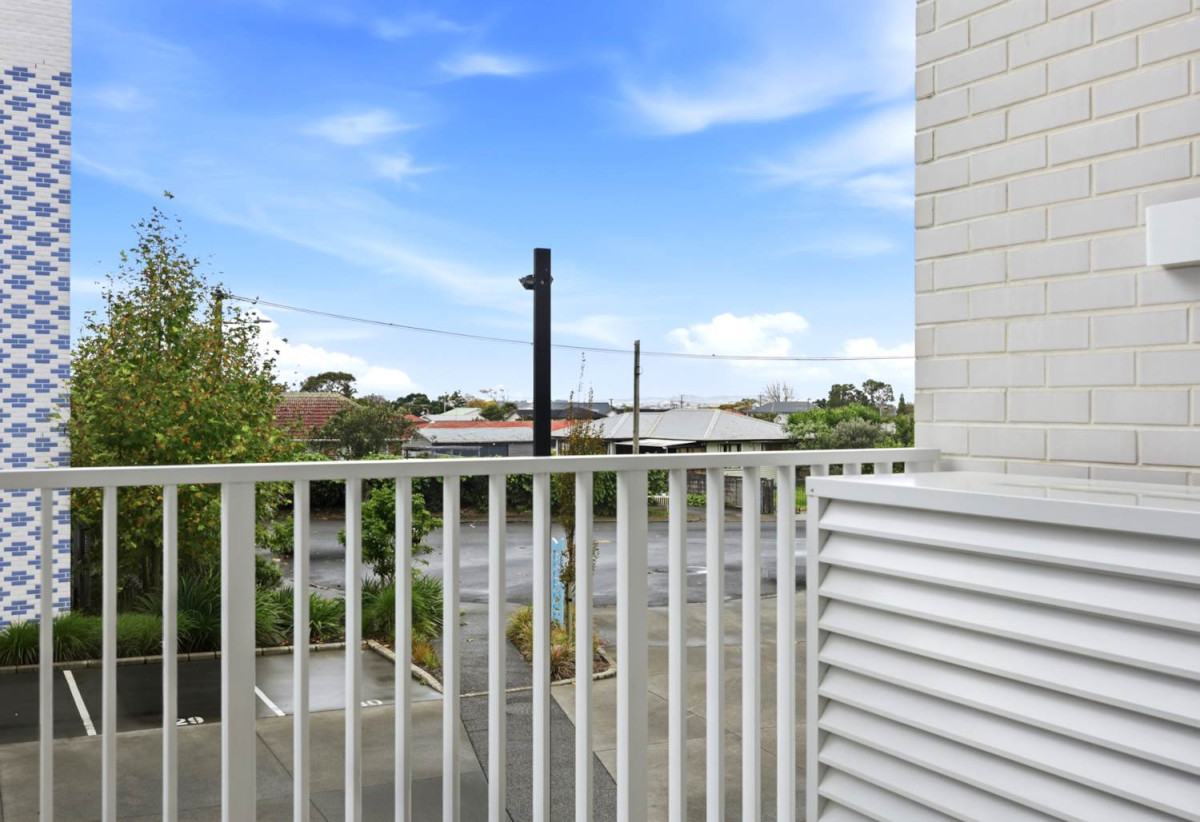 Forget the Council CV, 50m2 1 bed 1 bath apartment, close to schools, shops, shopping centres, 0.6 km to Onehunga Primary School, 1.2 km to Royal Oak Intermediate School, 110/9D Jordan Avenue, Onehunga, Auckland