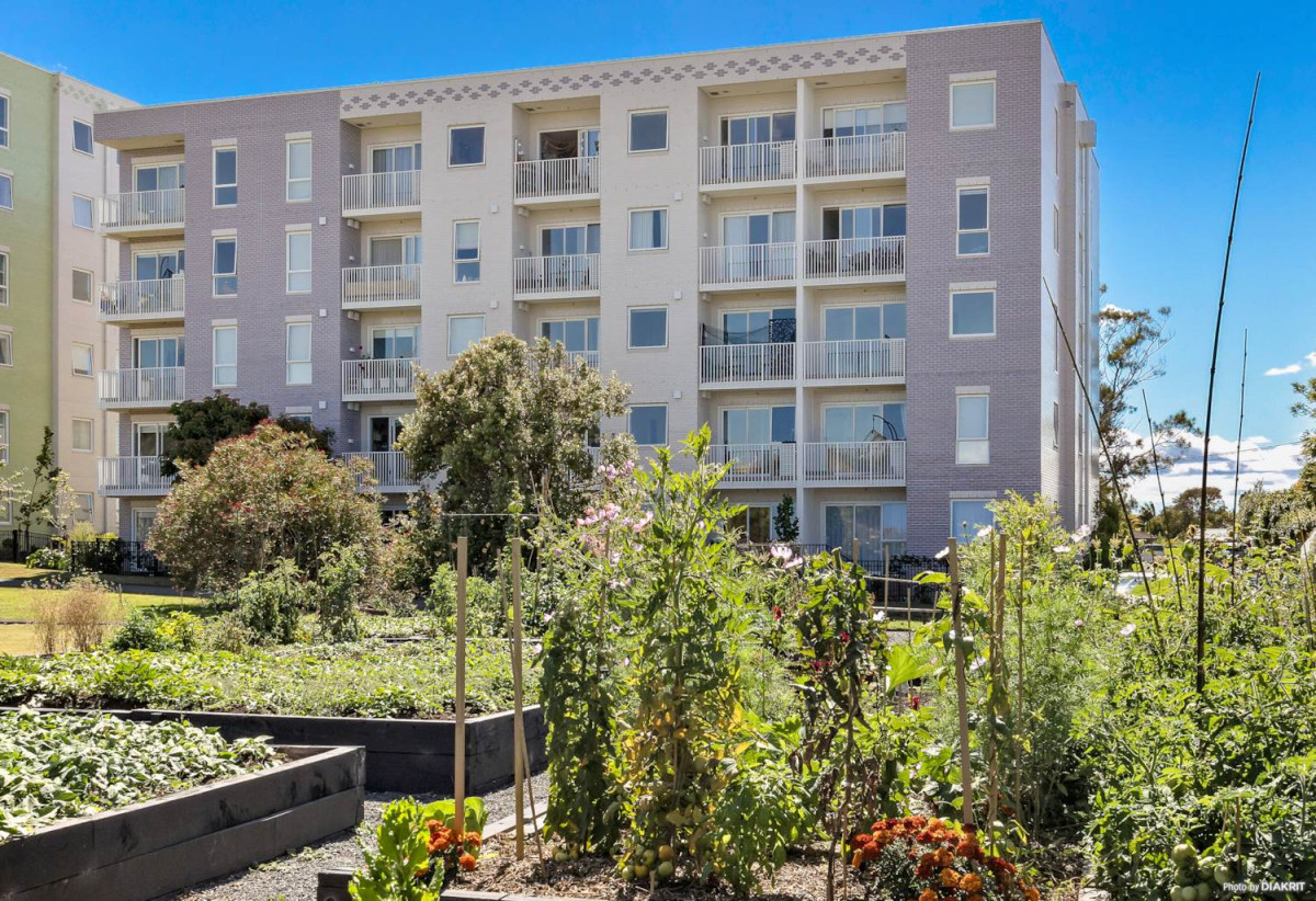 Forget the Council CV, 50m2 1 bed 1 bath apartment, close to schools, shops, shopping centres, 0.6 km to Onehunga Primary School, 1.2 km to Royal Oak Intermediate School, 110/9D Jordan Avenue, Onehunga, Auckland