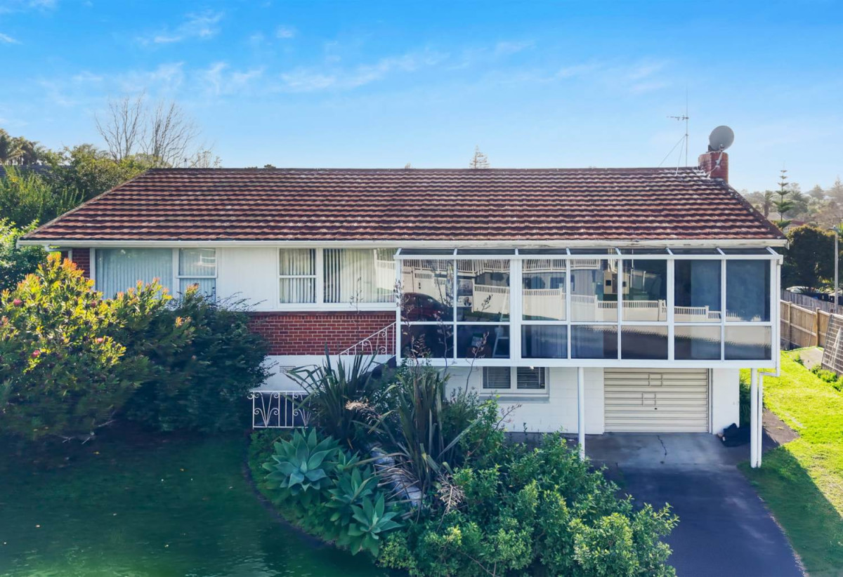 3 beds house on 847m2 section with RC, EPA approved for five standalone homes, BC can be provided prior to settlement, 0.5 km to Sunny Hills School, 1.3 km to Farm Cove Intermediate, 1.9 km to Pakuranga College, 5 Willow Way, Sunnyhills, Auckland