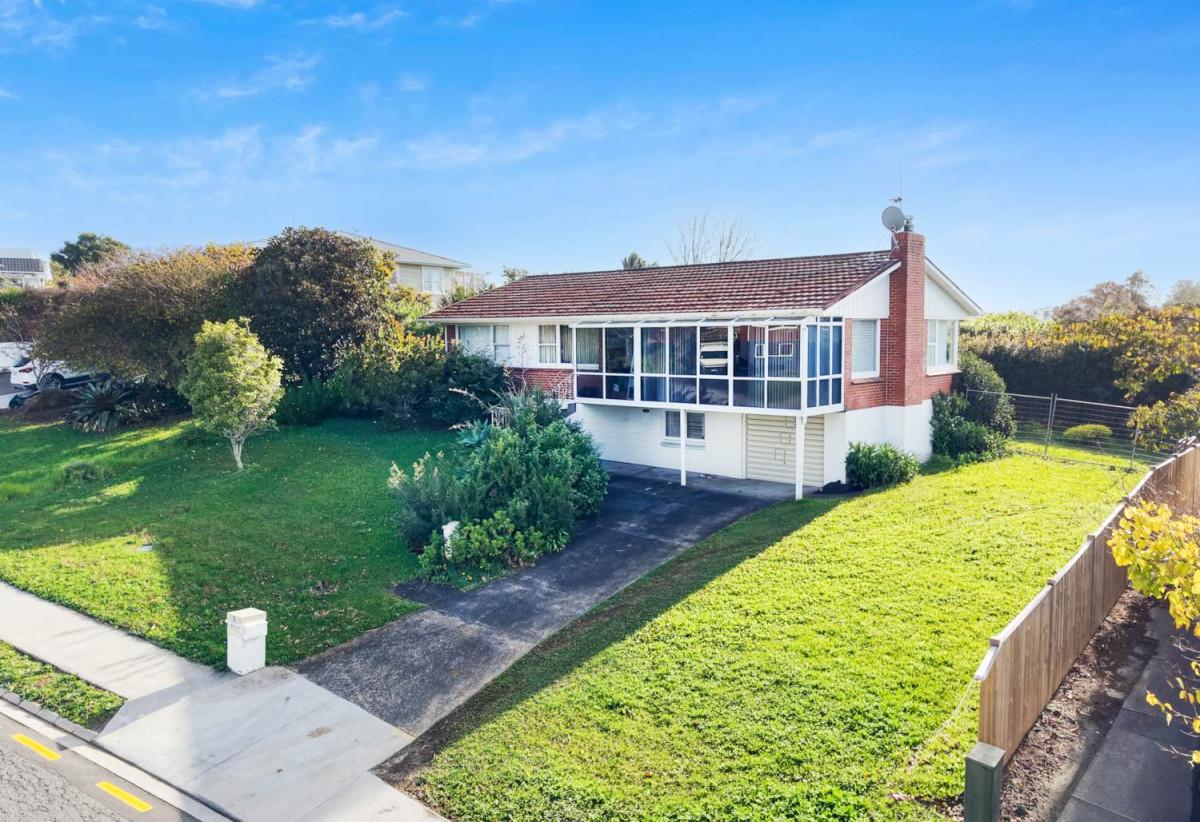 3 beds house on 847m2 section with RC, EPA approved for five standalone homes, BC can be provided prior to settlement, 0.5 km to Sunny Hills School, 1.3 km to Farm Cove Intermediate, 1.9 km to Pakuranga College, 5 Willow Way, Sunnyhills, Auckland