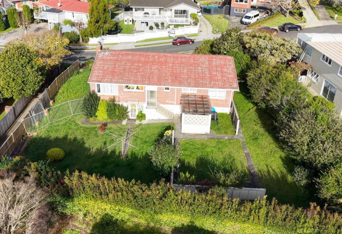 3 beds house on 847m2 section with RC, EPA approved for five standalone homes, BC can be provided prior to settlement, 0.5 km to Sunny Hills School, 1.3 km to Farm Cove Intermediate, 1.9 km to Pakuranga College, 5 Willow Way, Sunnyhills, Auckland