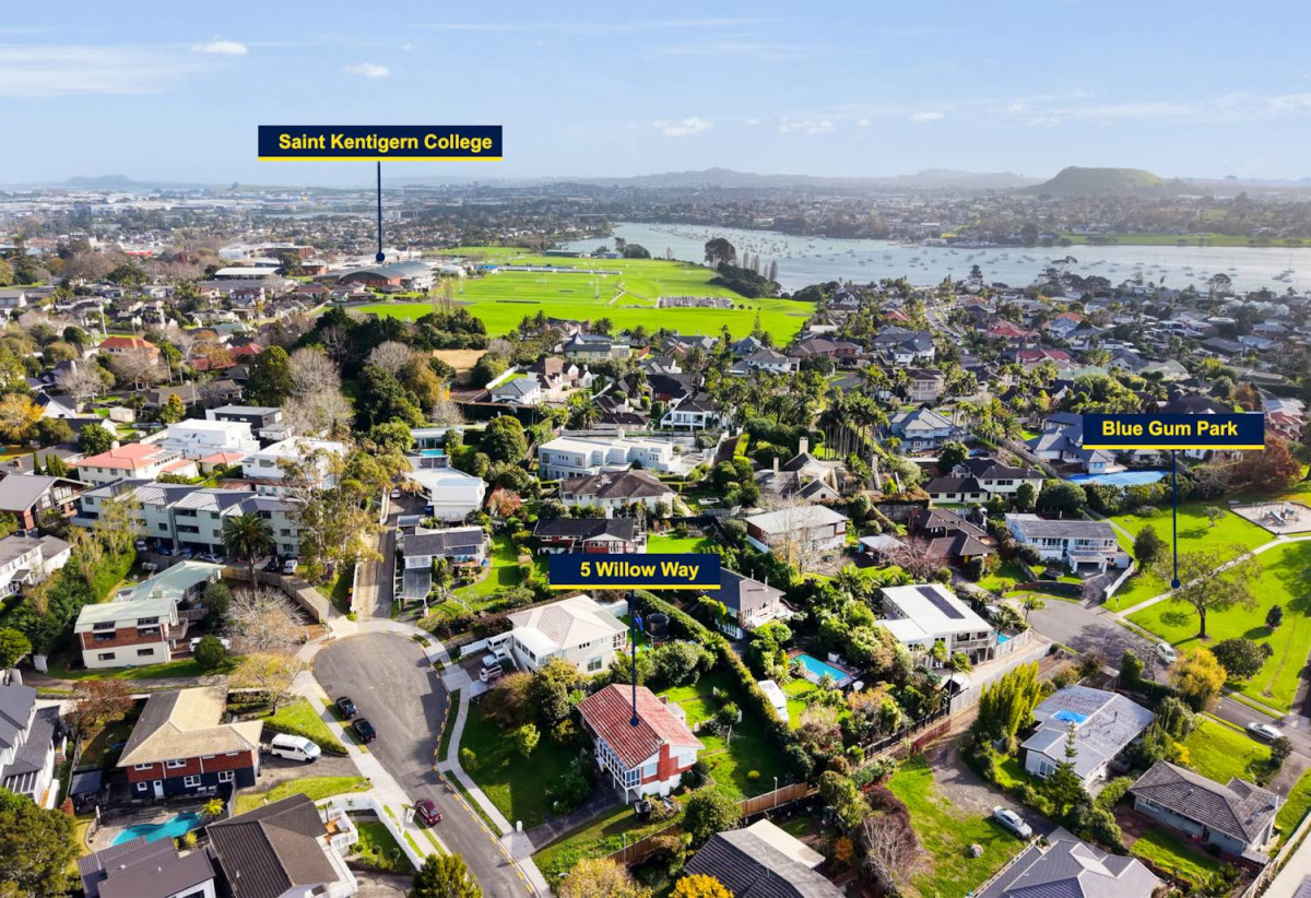 3 beds house on 847m2 section with RC, EPA approved for five standalone homes, BC can be provided prior to settlement, 0.5 km to Sunny Hills School, 1.3 km to Farm Cove Intermediate, 1.9 km to Pakuranga College, 5 Willow Way, Sunnyhills, Auckland