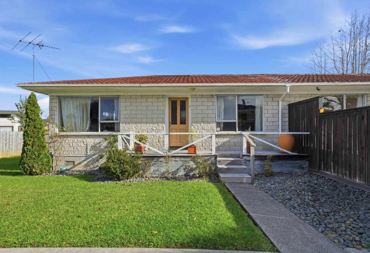 Half share of 790m2 section, Brick and tile 2 beds 1 bath home with carport, close to schools, parks, shopping centres, 0.3 km to Wakaaranga School, 0.5 km to Farm Cove Intermediate, 0.7 km to Pakuranga College, 2/17 Hedge Row, Sunnyhills, Auckland