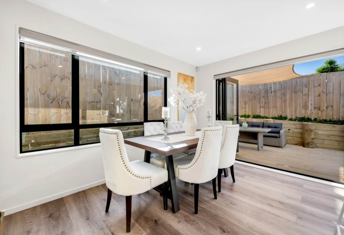 Standalone 5 beds (2 ensuites) + study nook 4.5 baths home with garage, 2 beds 2.5 baths ground floor, close to schools, shopping centres, 0.5 km to Riverhills School and Pakuranga Heights School, 0.9 km to v and Pakuranga Intermediate, 14A Okareka Place, Pakuranga Heights, Auckland
