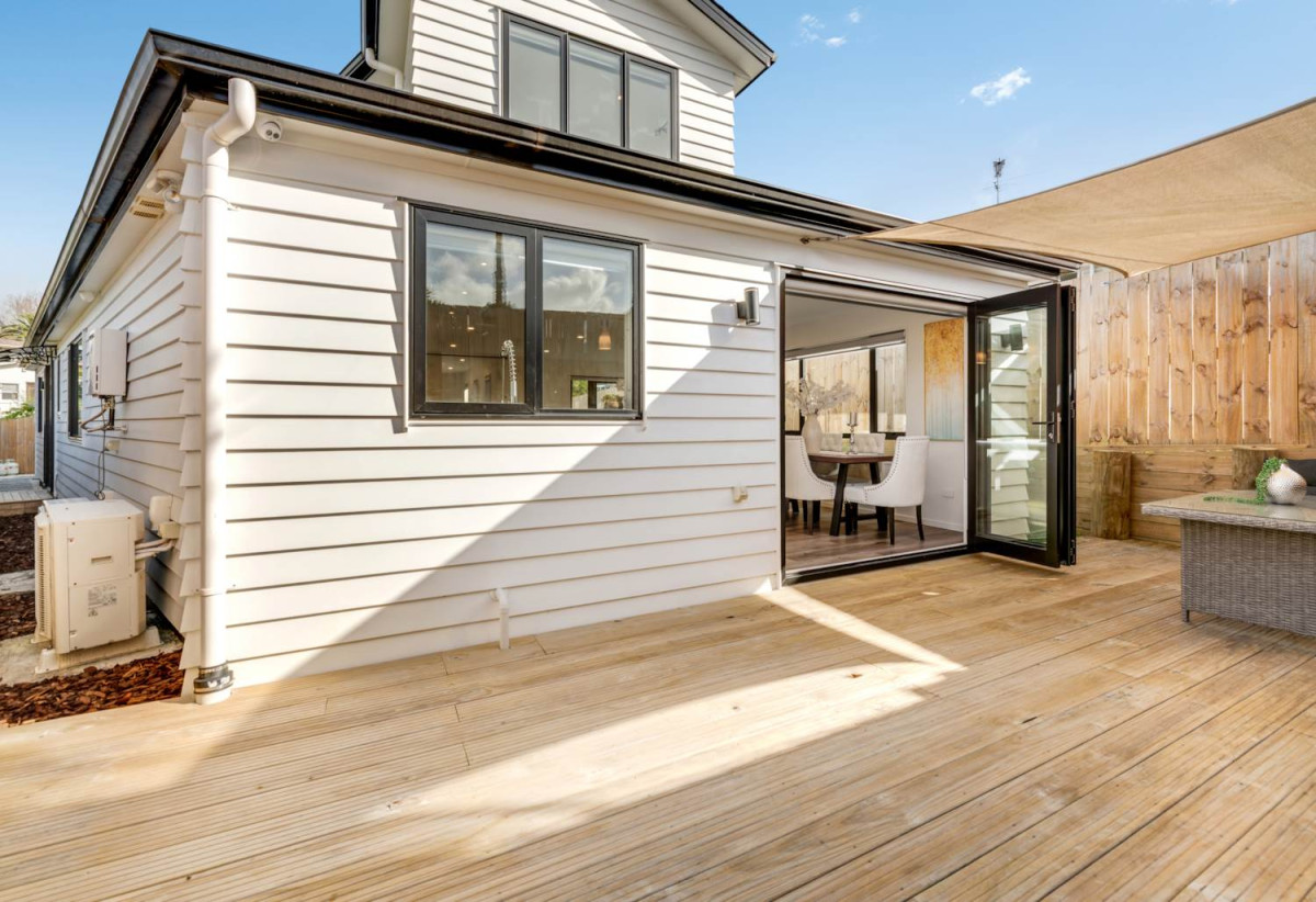 Standalone 5 beds (2 ensuites) + study nook 4.5 baths home with garage, 2 beds 2.5 baths ground floor, close to schools, shopping centres, 0.5 km to Riverhills School and Pakuranga Heights School, 0.9 km to v and Pakuranga Intermediate, 14A Okareka Place, Pakuranga Heights, Auckland
