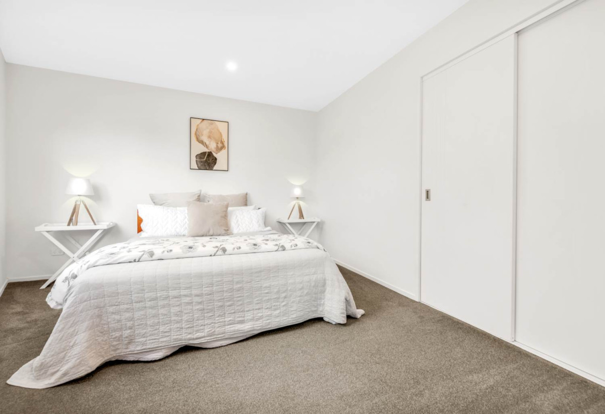Standalone 5 beds (2 ensuites) + study nook 4.5 baths home with garage, 2 beds 2.5 baths ground floor, close to schools, shopping centres, 0.5 km to Riverhills School and Pakuranga Heights School, 0.9 km to v and Pakuranga Intermediate, 14A Okareka Place, Pakuranga Heights, Auckland