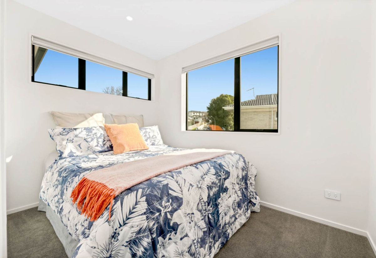Standalone 5 beds (2 ensuites) + study nook 4.5 baths home with garage, 2 beds 2.5 baths ground floor, close to schools, shopping centres, 0.5 km to Riverhills School and Pakuranga Heights School, 0.9 km to v and Pakuranga Intermediate, 14A Okareka Place, Pakuranga Heights, Auckland