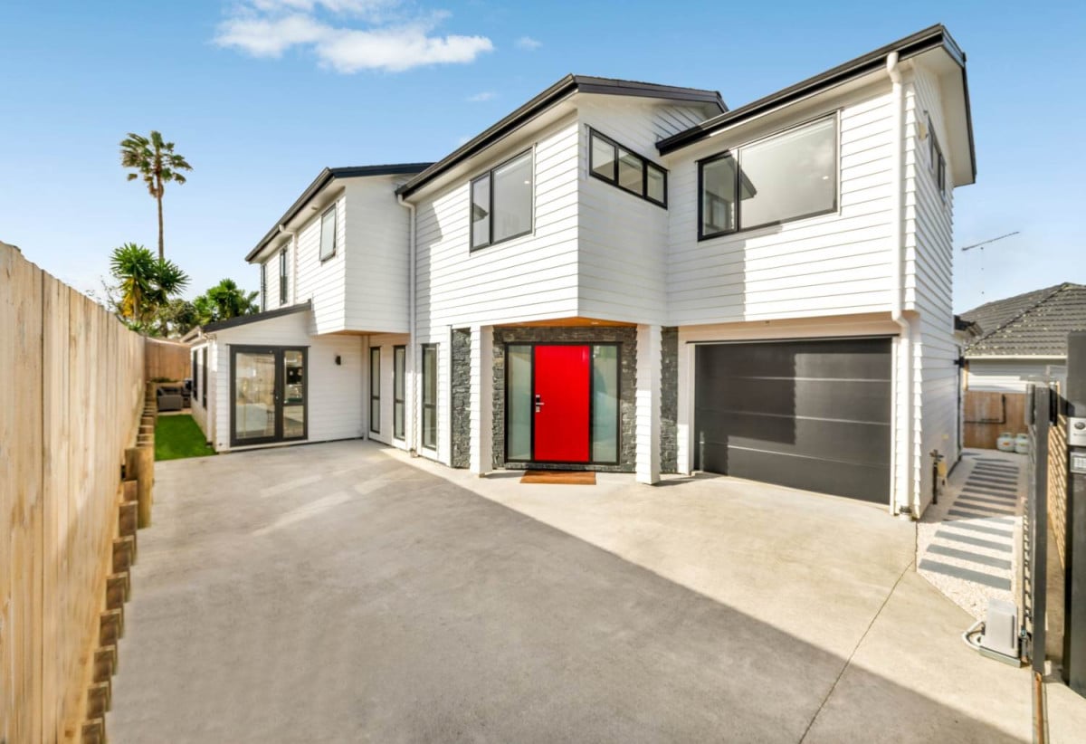 Standalone 5 beds (2 ensuites) + study nook 4.5 baths home with garage, 2 beds 2.5 baths ground floor, close to schools, shopping centres, 0.5 km to Riverhills School and Pakuranga Heights School, 0.9 km to v and Pakuranga Intermediate, 14A Okareka Place, Pakuranga Heights, Auckland